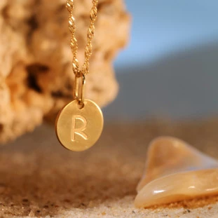Pingente Placa Letras Laser em Ouro Amarelo-R