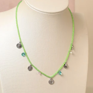 Gargantilha Cristais  Peridoto e Medalhas Em Prata 