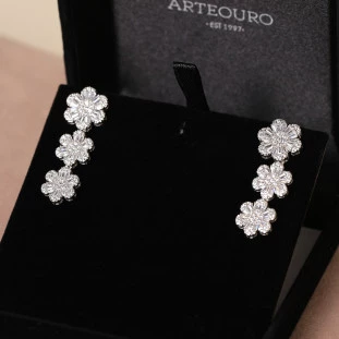 Brinco Três Flores Cravejada Com Zircônias Em Prata 