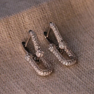 Argola Pavé Cravejada Com Zircônias e Elos Com Bolinhas Em Prata 