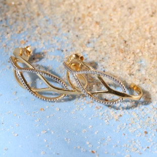 Brinco Meia Argola Entrelaçada Diamantada em Ouro Amarelo