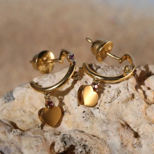 Brinco Meia Argola Corações Pendurados Com Pedras Naturais Em Ouro Amarelo