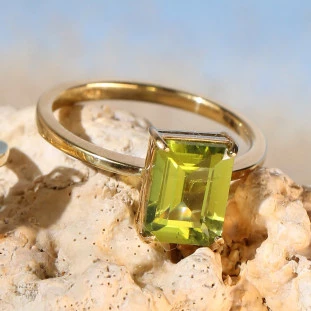 Anel Com Peridoto Retangular Em Ouro Amarelo