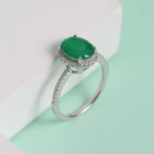 Anel Oval Com Zircônia Esmeralda Em Prata