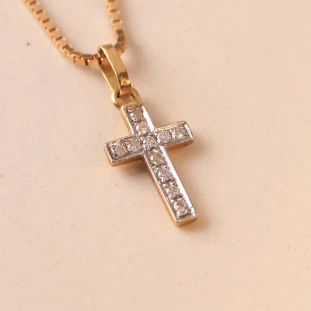 Pingente Cruz Pequena com Diamantes em Ouro Amarelo