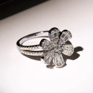 Anel Flor Cravejado Com Zircônias Baguetes Em Prata