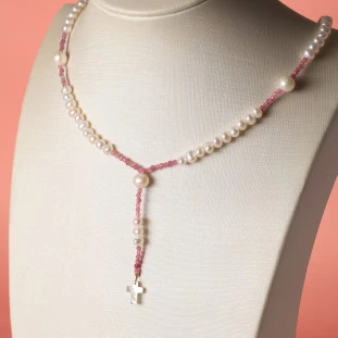 Gargantilha Terço Com Turmalina Rosa Com Cruz Madre Pérola Vazada Em Ouro 