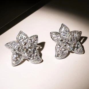 Brinco Flor Vazada Cravejada Com Zircônias Em Prata