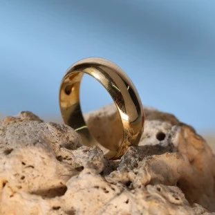 Anel Aparador Com Corações Internos Em Ouro Amarelo