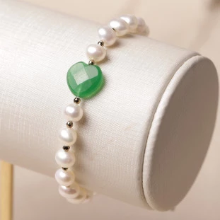 Pulseira Com Pérolas Hematitas e Coração Em Jade