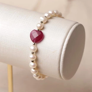 Pulseira Com Pérolas Hematitas e Coração Em Jade