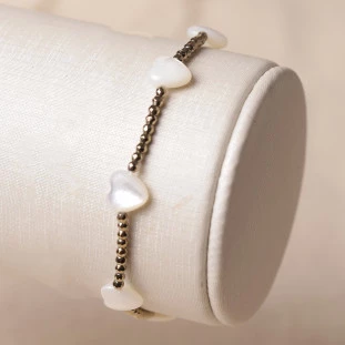 Pulseira Com Hematitas e Corações Em Madrepérolas 