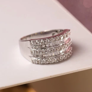Anel Aparador Cravejado Com Diamantes Em Ouro Branco