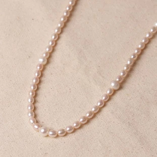 Colar Com Pérolas Roses e Brancas