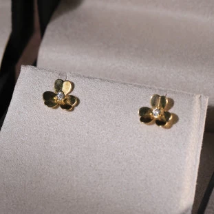 Brinco Trevo Com Zircônias Pequeno Em Ouro Amarelo 