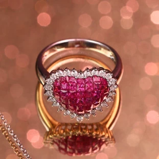 Anel Coração Cravejado Com Rubi e Diamantes Em Ouro Amarelo