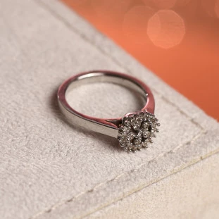 Anel Flor Cravejado Com Diamantes Em Ouro Branco