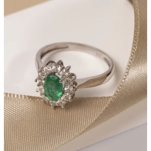 Anel Esmeralda Oval com Diamantes em Ouro Branco