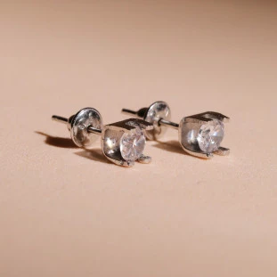 Brinco Solitário Cravejado Com Zircônias Em Ouro Branco