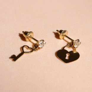 Brinco Infantil Coração e Chave com Zircônia em Ouro Amarelo