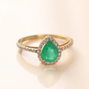 Anel Gota Com Esmeralda E Diamantes Em Ouro Amarelo 