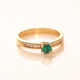 Anel Com Esmeralda e Diamantes Em Ouro Amarelo 
