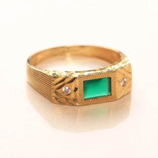 Anel Masculino Rentagular Com Zircônia Esmeralda Em Ouro Amarelo 