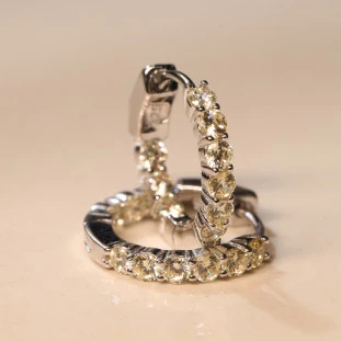 Argola Cravejada Com Zircônias Amarelas Em Prata 
