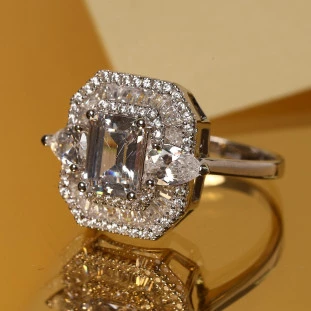 Anel Retangular Gota Cravejado Com Zircônias Em Prata