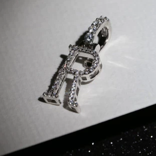 Pingente Riviera Letra R Cravejado Com Zircônias Em Prata