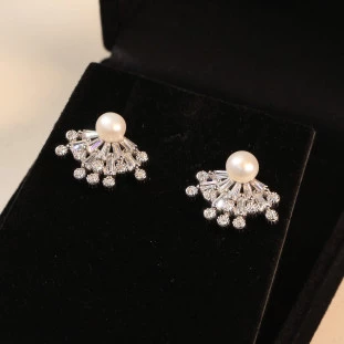 Brinco Leque Com Pérolas Cravejadas Com Zircônias Em Prata