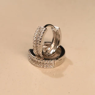 Argola Reta Cravejada Zircônias Em Prata