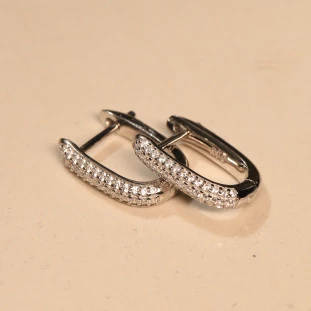Argola Oval Pavê Com Zircônias Em Prata