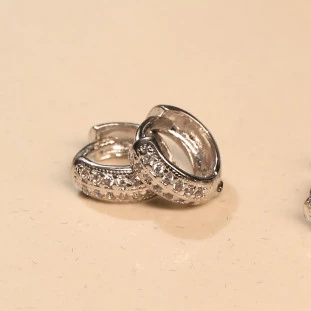 Argola Cravejada Com Zircônias Em Prata