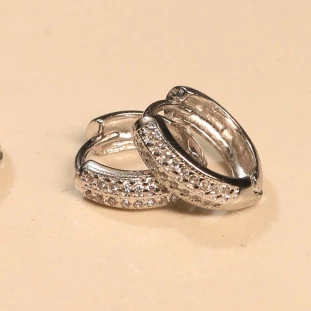 Argola Cravejada Com Zircônias Em Prata