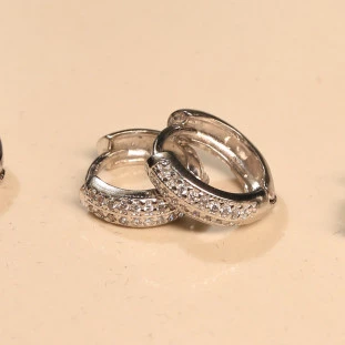 Argola Cravejada Com Zircônias Em Prata