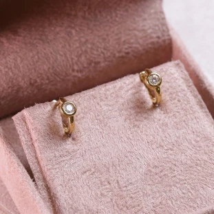 Argola Pequena Com Moissanites Em Ouro Amarelo 