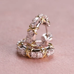 Meia Argola Cravejada Com Moissanites Em Prata 