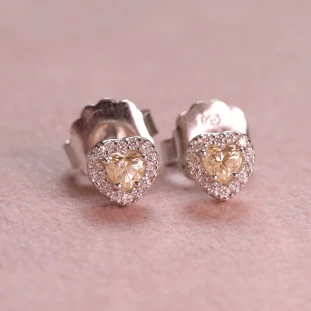 Brinco Coração Cravejado Com Moissanites Amarelas Em Prata 