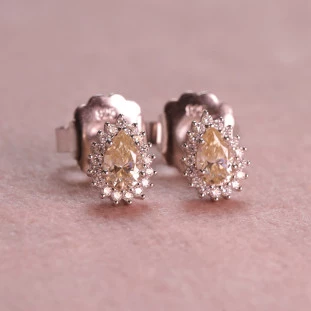 Brinco Gota Cravejado Com Moissanites Amarelas Em Prata 