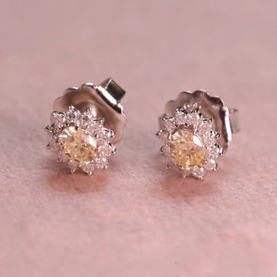 Brinco Oval Cravejado Com Moissanites Amarelas Em Prata 