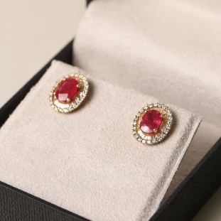 Brinco Oval Com Rubis e Diamantes Em Ouro Amarelo 