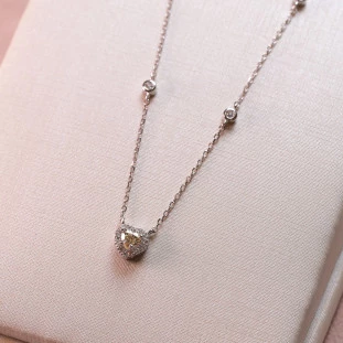 Gargantilha Coração Pontos de Luz Cravejado Com Moissanite Amarela Em Prata 