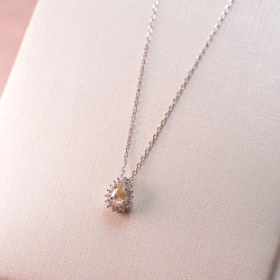 Gargantilha Gota Cravejada Com Moissanite Amarela Em Prata 