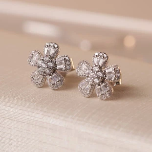 Brinco Flor Cravejado Com Zircônias Em Prata