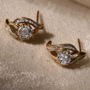 Brinco Meia Argola Flor Cravejada Com Diamantes Em Ouro Amarelo