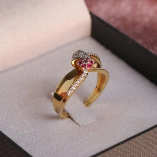Anel Flor Cravejado Com Rubi e Diamantes Em Ouro Amarelo