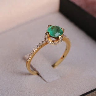Anel Circulo Cravejado Com Esmeralda e Diamantes Em Ouro Amarelo