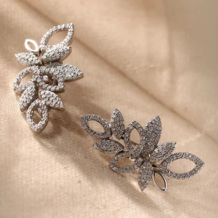 Brinco Earcuff Petalas Cravejadas Com Diamantes Em Ouro Branco