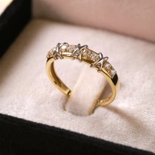 Meia Aliança X Cravejado Com Zircônias Em Ouro Amarelo 